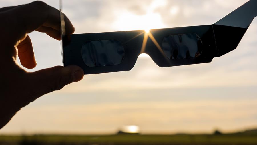 Éclipse du 12 août : prévenir les rétinopathies solaires