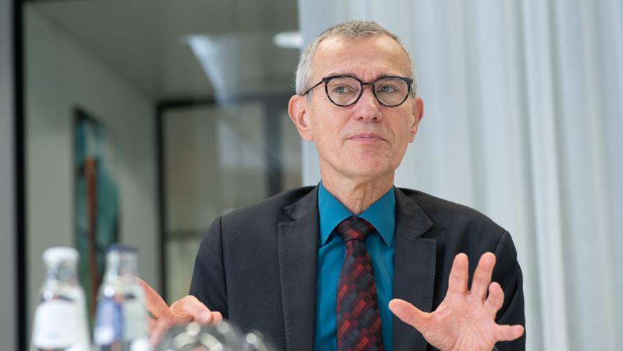 Vandenbroucke benadrukt maatregelen voor langdurig zieken