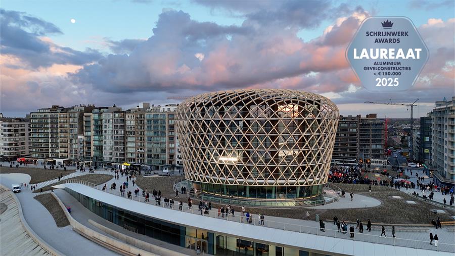 Icoon aan zee met baanbrekend gevelwerk