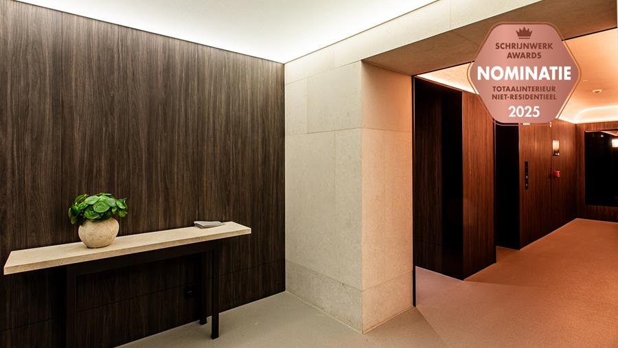 Hotel met vijfsterrenafwerking in eucalyptushout en brons