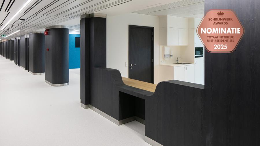 Warm maatwerkinterieur voor ziekenhuis met menselijke toets