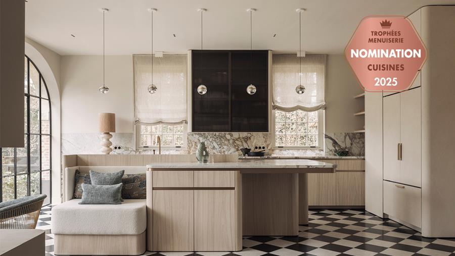 Le mariage du bois et du marbre sans joints dans un intérieur de luxe