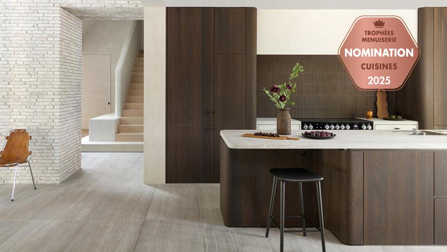 Cuisine haut de gamme en chêne fumé et laiton