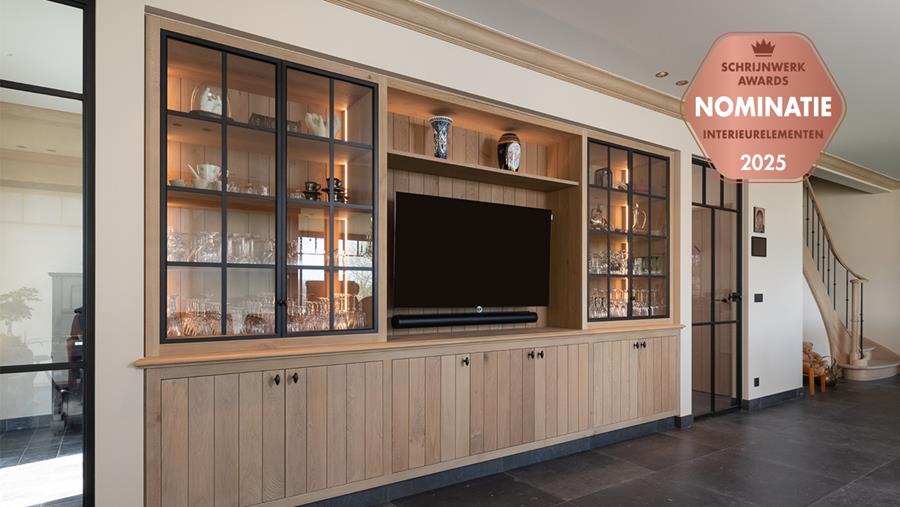 Massief eiken wandmeubel met verouderde charme