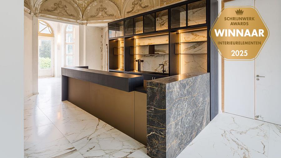 Barmeubel in eik, marmer en glas als eyecatcher van kasteel