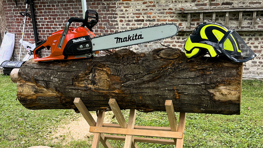 Makita XGT UC030G : une tronçonneuse puissante sans fil