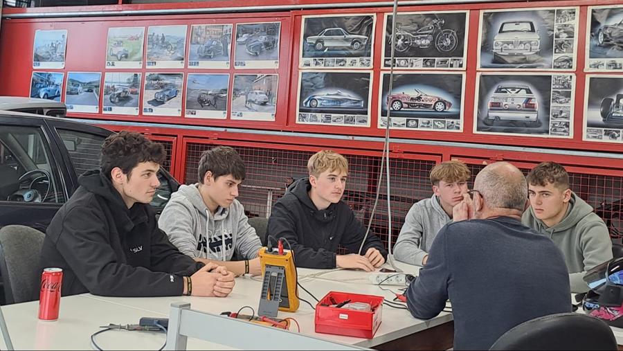 Wie onderhoudt straks de elektrische auto's in onze regio?