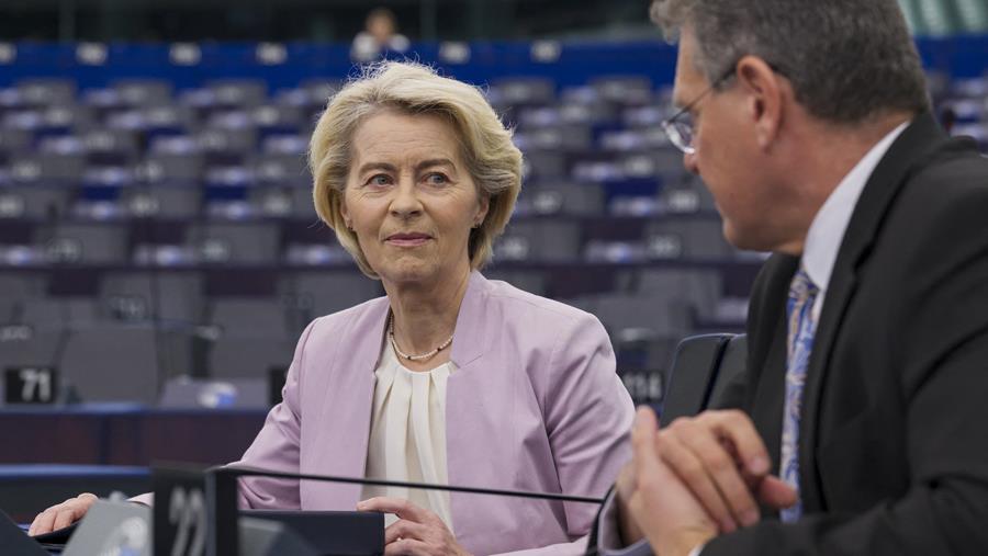 EU zet koers naar strengere regels voor sociale media voor jongeren